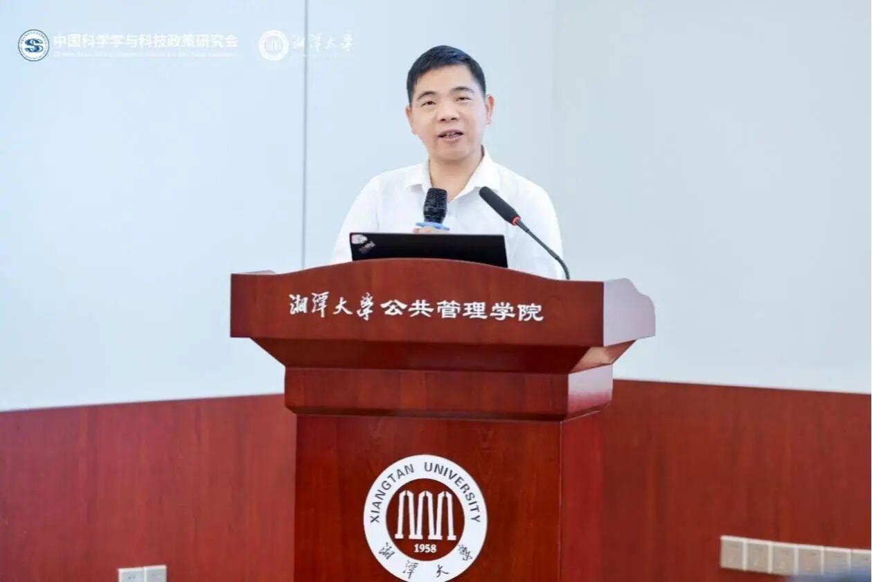 刘友华教授应邀参加第二届“创新驱动与城市高质量发展”学术研讨会并作主题报告